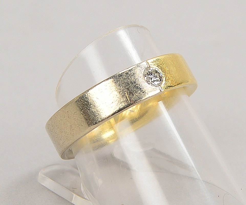 Ehering, 585 WG/GG (gest.), Bandring, mit kl. Brill./zus. 0,10 ct, 'W-If', grav./dat.; Gew. 7,80 g