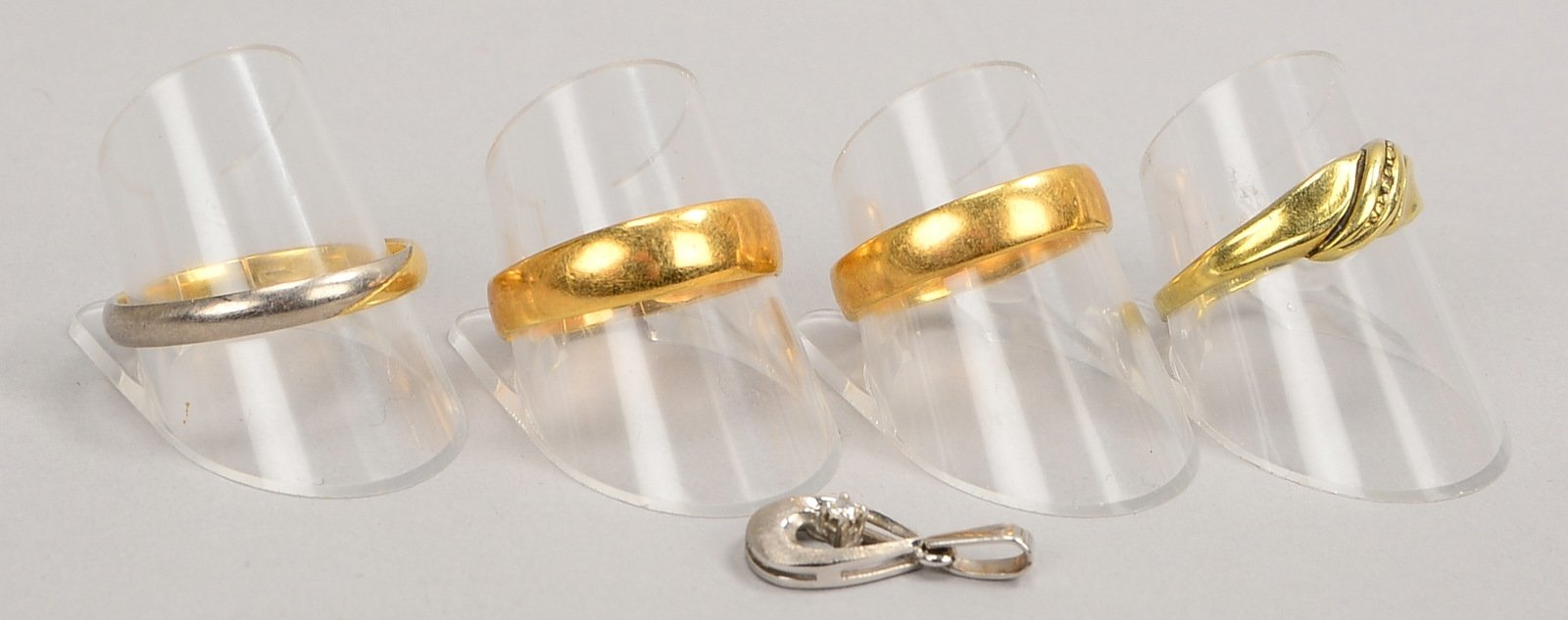 Schmuckkonvolut, 585 GG/WG (gest.): 1 Anhänger und 4x Ringe; Gew. zus. 11,50 g