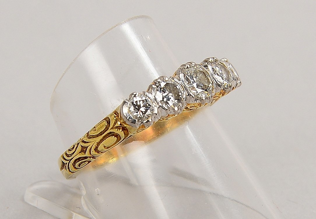 Ring, 585 GG (gest.), 5x Brill./ca. 0,80 ct, Steine verlaufend, 'G-H', 'Vsi'; RG 58, Gew. 4,95 g