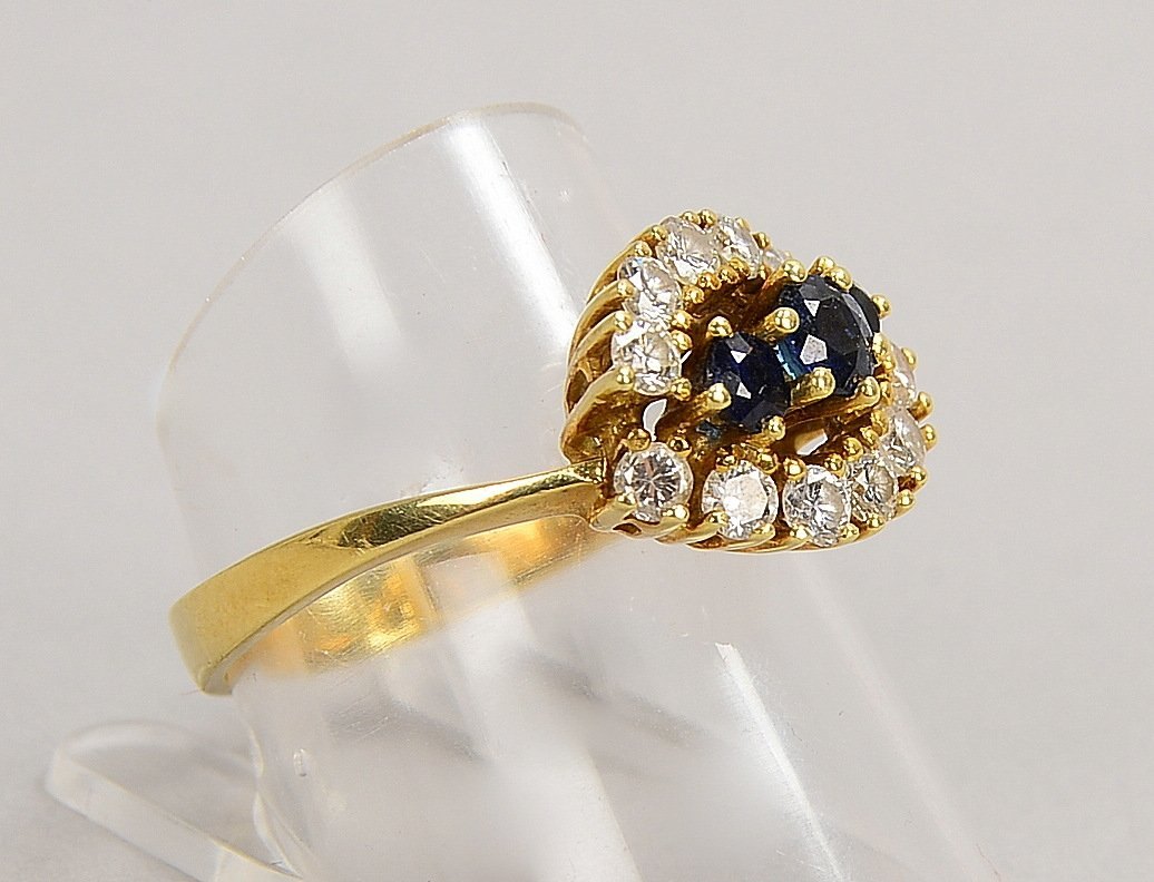 Ring, 585 GG (gest.), mit 3x Saphiren und 12x kl. Brill.; RG 57, Gew. 4,10 g