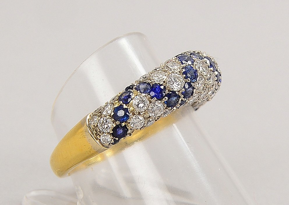 Ring, 750 GG/WG (gest.), besetzt mit kl. Brill. und kl. Saphiren; RG 56, Gew. 6,50 g