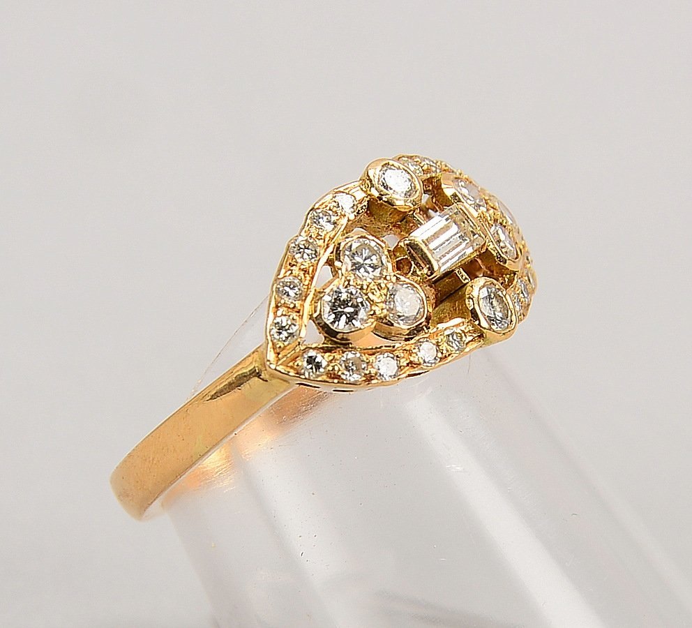 Ring, 750 GG (gest.), besetzt mit 29x kl. Diamanten/ca. 0,90 ct; RG 52, Gew. 4,10 g