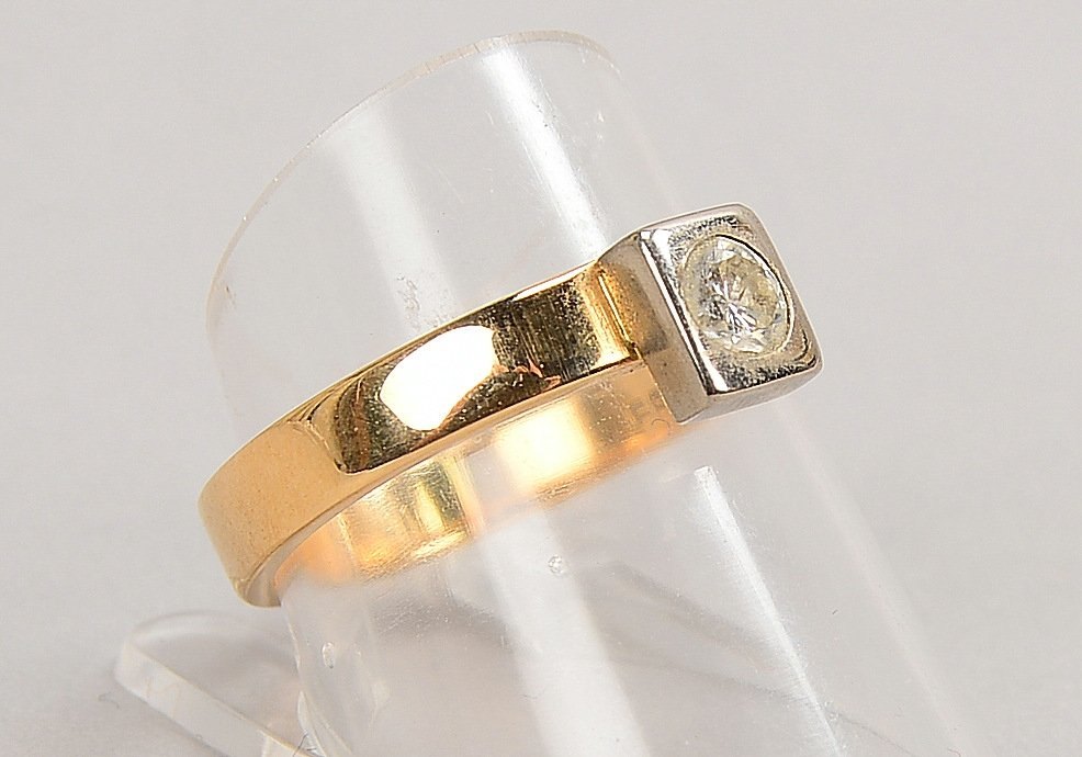Ring, 585 GG (gest.), mit einzelnem Brillant von ca. 0,24 ct; RG 58, Gew. 4,70 g