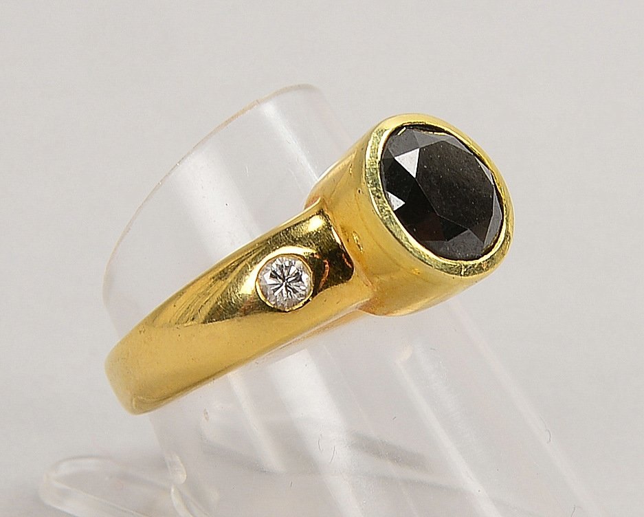 Ring, 585 GG (gest.), mit schwarzem Diam./ca. 1,5 ct, und 2x Begleitdiam.; Gew. 6 g