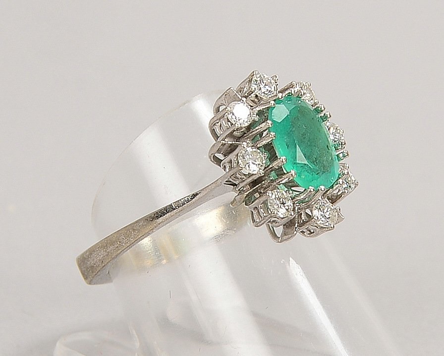 Ring, 585 WG (gest.), mit ovalem Smaragd und Brill./ca. 0,35 ct; RG 54, Gew. 4 g