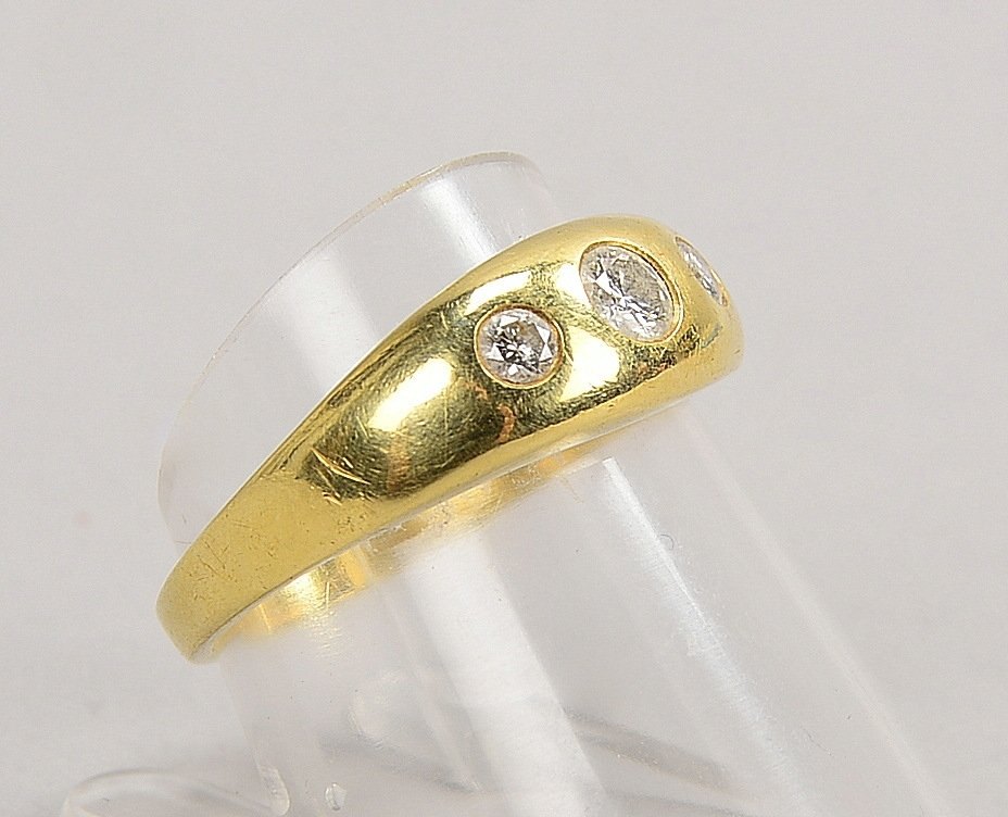 Ring, 585 GG (gest.), besetzt mit 3x kl. Brill./zusammen 0,32 ct; RG 56, Gew. 3,90 g