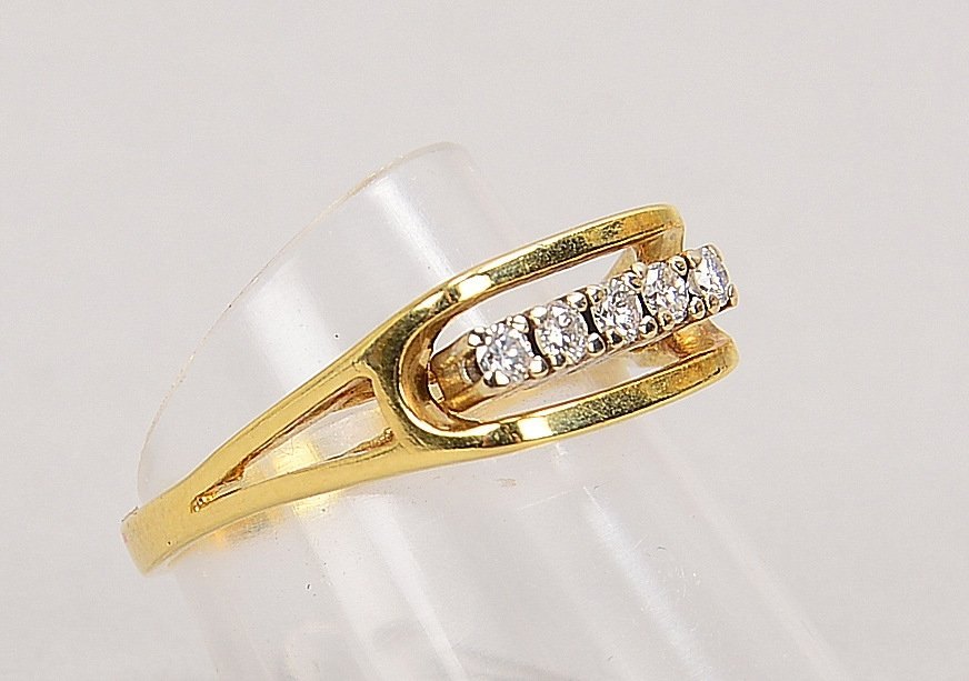 Ring, 585 GG (gest.), besetzt mit 5x kl. Brill./ca. 0,19 ct; RG 55, Gew. 3,50 g
