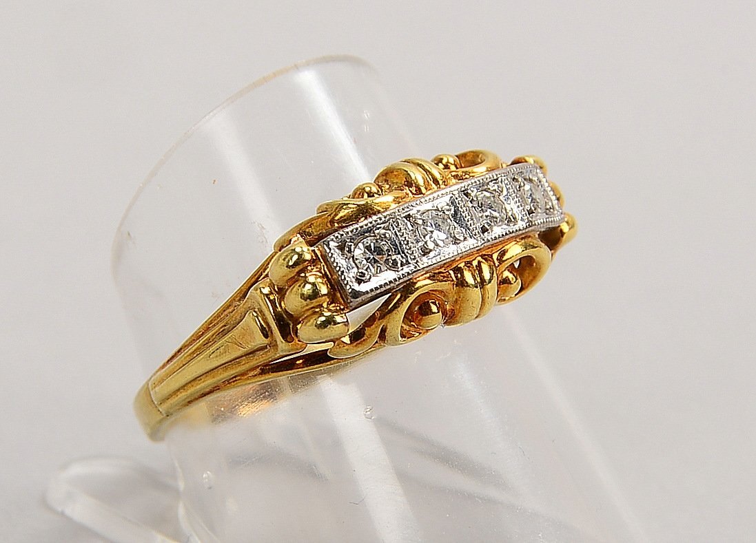 Ring, 585 GG (gest.), besetzt mit 4x kleinen Diamanten/zus. ca. 0,12 ct; Gew. 2,80 g