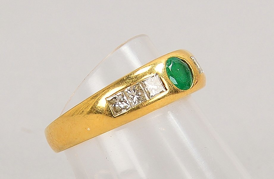 Ring, 750 GG (gest.), mit Smaragd und 6x Diam./zus. ca. 0,90 ct; RG 55, Gew. 5,10 g
