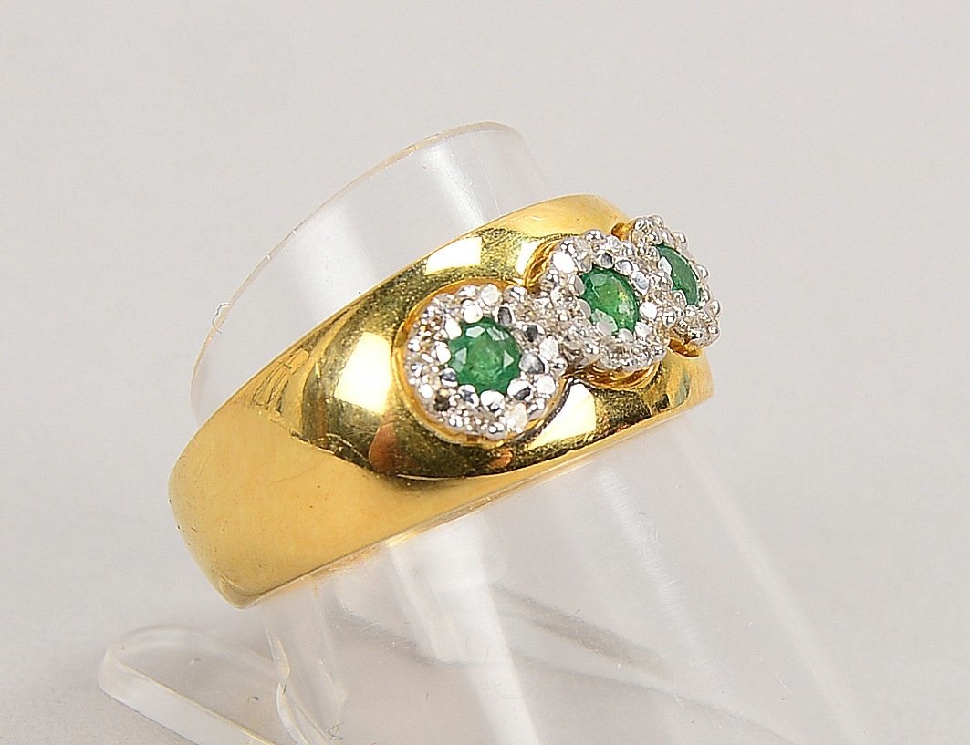 Ring, 585 GG (gest.), 3x Smaragde, jew. mit Entourage aus Diam.; RG 56, Gew. 8 g