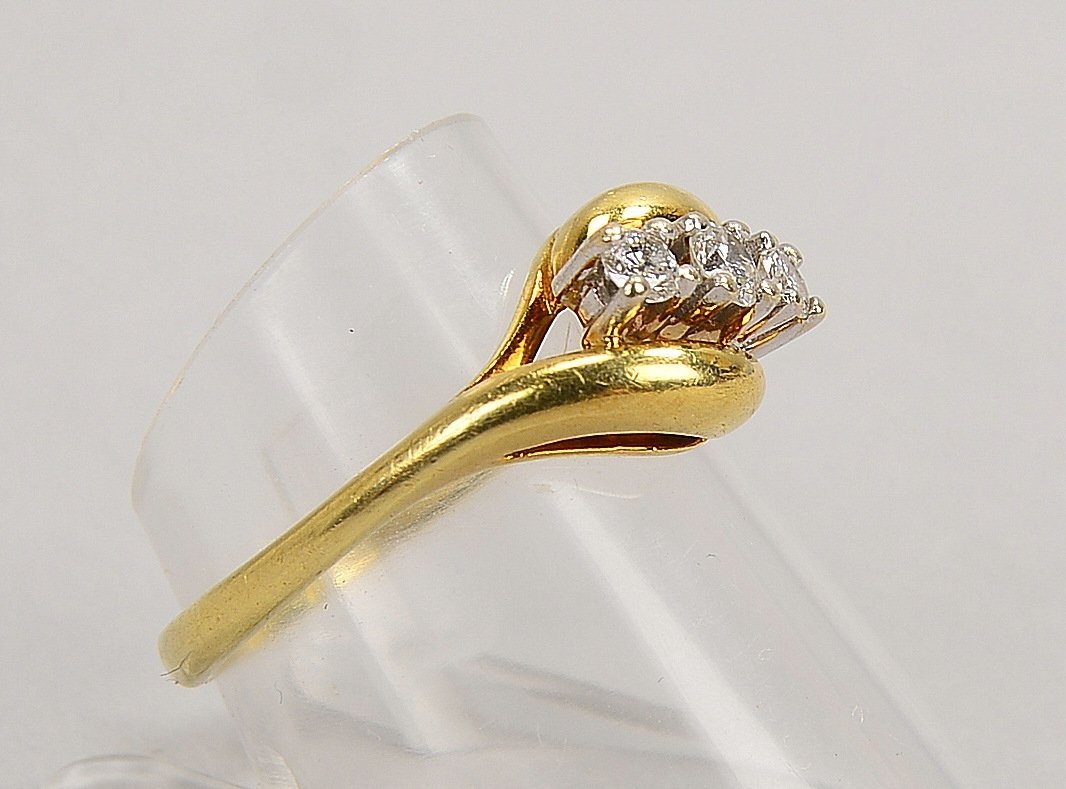Ring, 585 GG (gest.), besetzt mit 3x kl. Brillanten/zus. ca. 0,20 ct; RG 56, Gew. 3,40 g