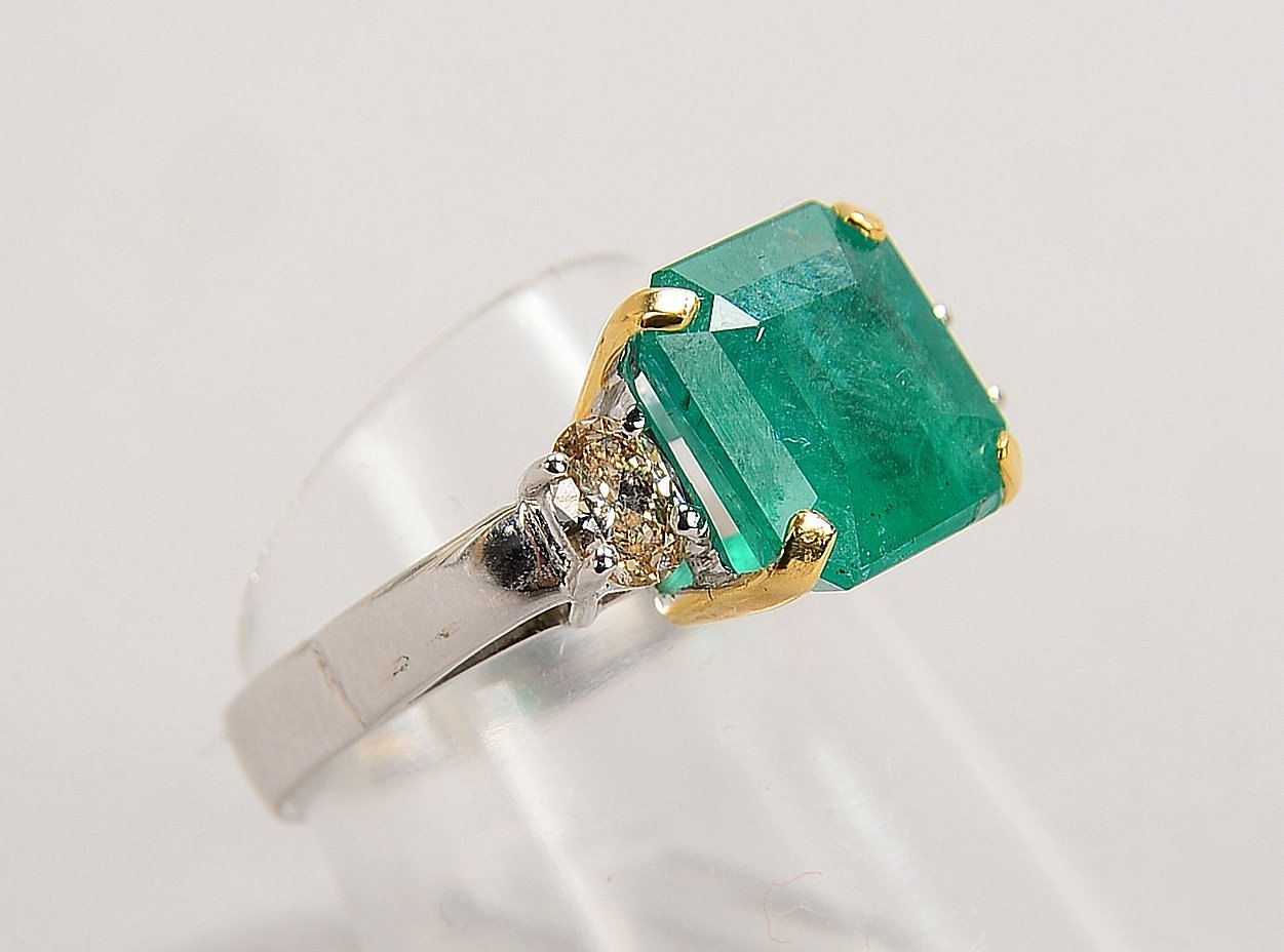 Ring, 585 WG (gepr.), mit Smaragd und 2x Diam., get. Weiß - 'Vsi'; RG 55, Gew. 4,90 g
