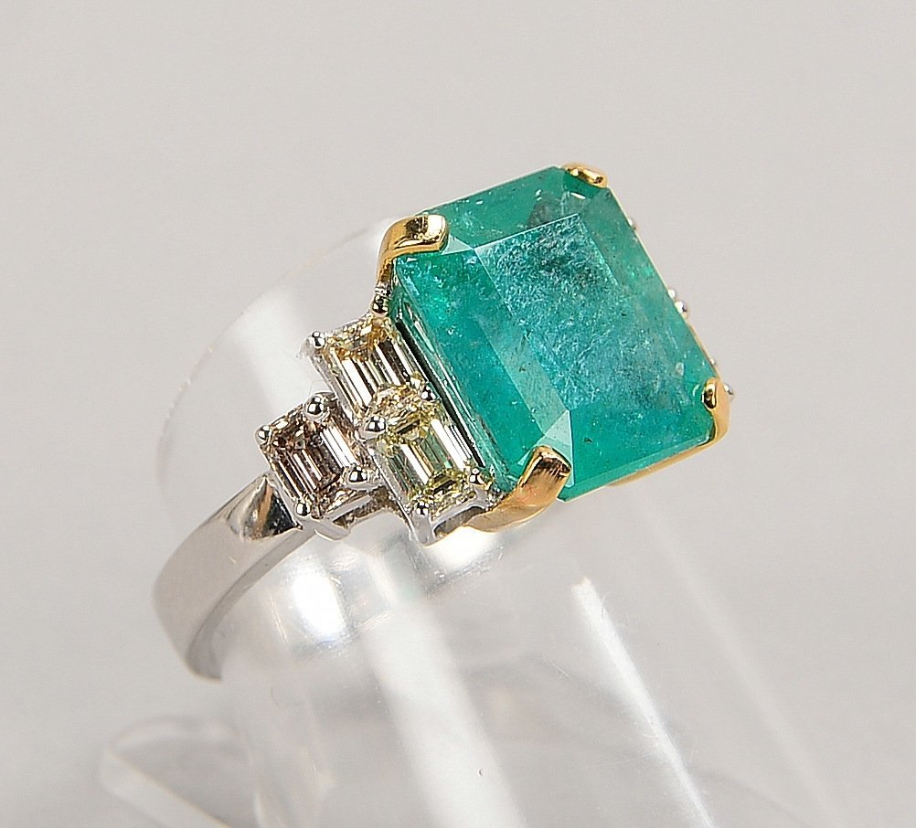 Ring, 585 WG (gest.), mit Smaragd und 6x Diam., get. Weiß - 'Vsi'; RG 56, Gew. 6,20 g
