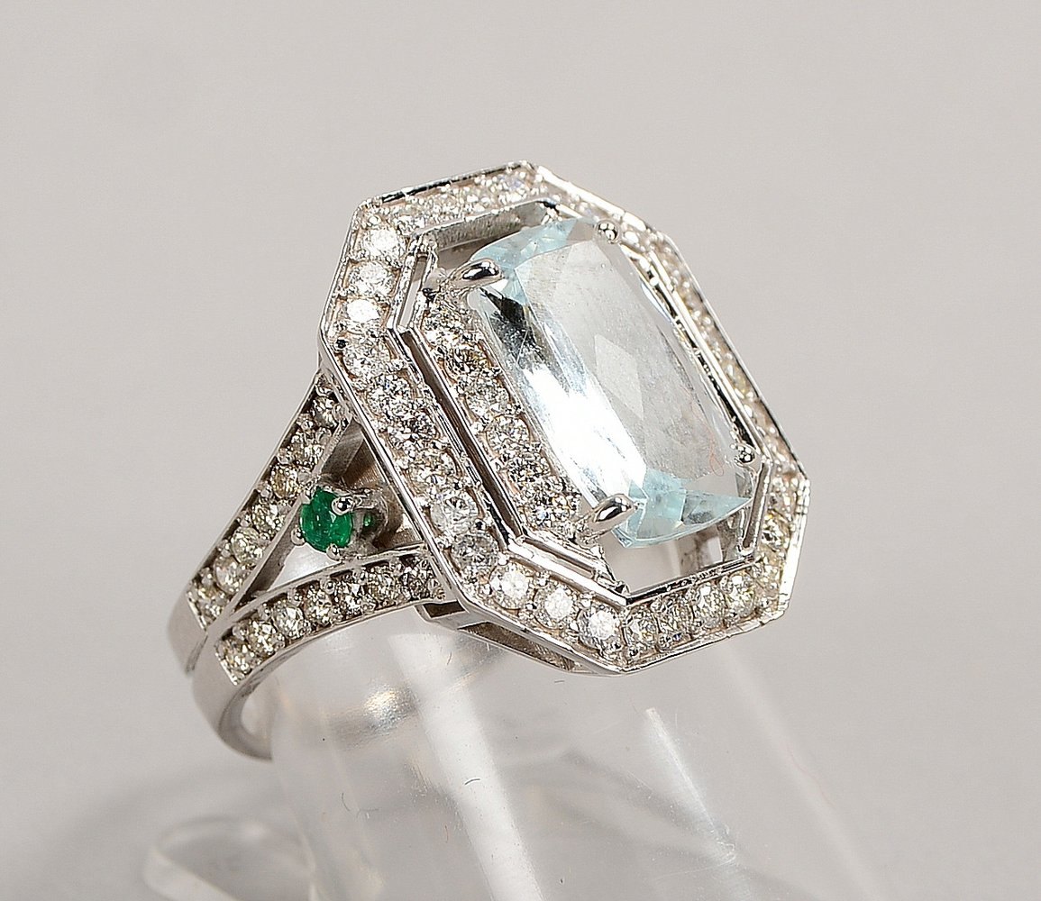 Ring, 585 WG (gest.), mit Aquamarin, Diam./1,33 ct und 2x kl. Smar.; RG 57, Gew. 7,50 g