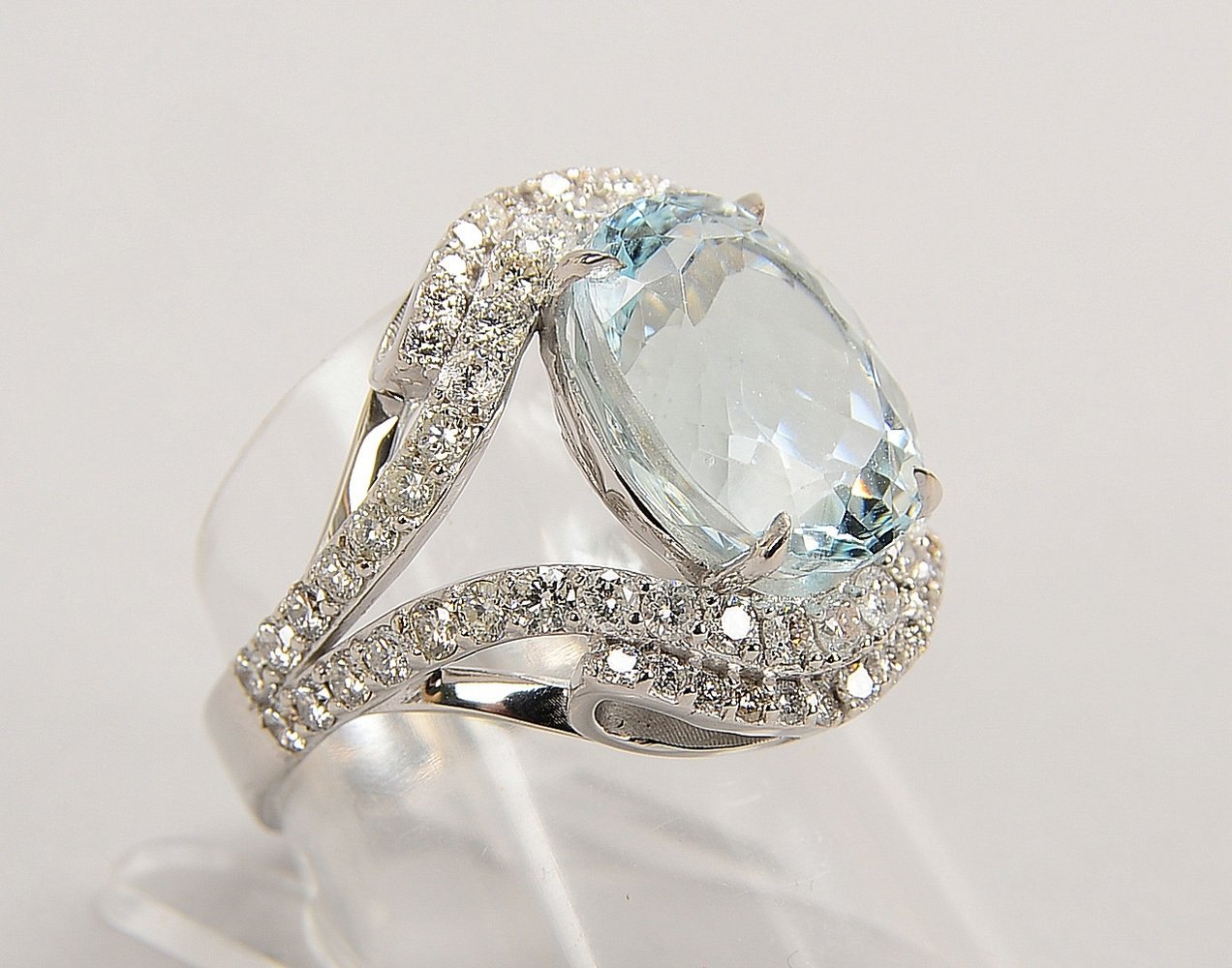 Ring, 585 WG (gest.), mit Aquamarin/ca. 6,78 ct und Diam./ca. 1,72 ct; RG 57, Gew. 7,90 g