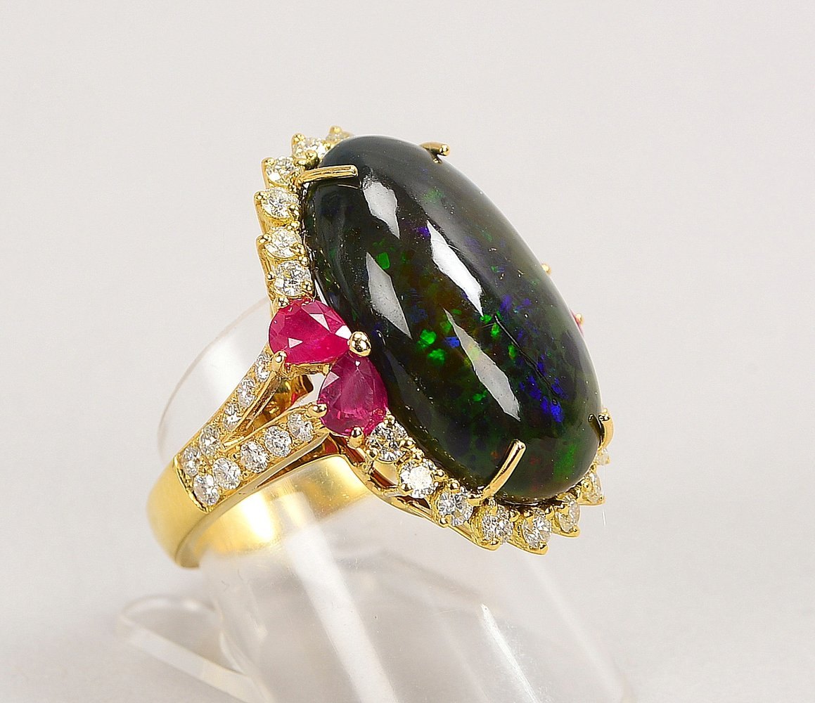 Ring, 750 GG (gest.), mit Opal/ca. 15,5 ct, Rubinen/zus. ca. 1,85 ct, und Diam./ca. 1,20 ct
