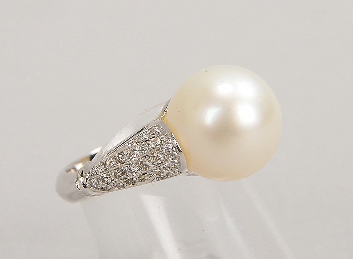 Ring, 750 WG (gest.), mit Südseeperle/ca. 11,20 ct und 46x kl. Brill./zus. ca. 0,34 ct