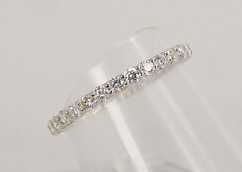 Ring, 750 WG (gepr.), in Memory-Art, mit 29x kl. Brill./zus. ca. 0,81 ct - mit Zert.