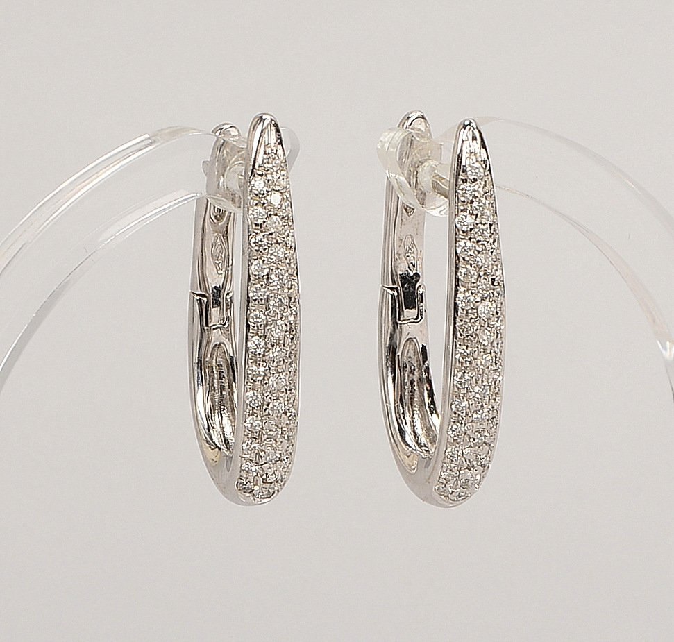 Paar Ohrstecker, 750 WG (gest.), mit je 40x kl. Diam./zus. ca. 0,50 ct; Länge 2,5 cm, Gew. 7,50 g
