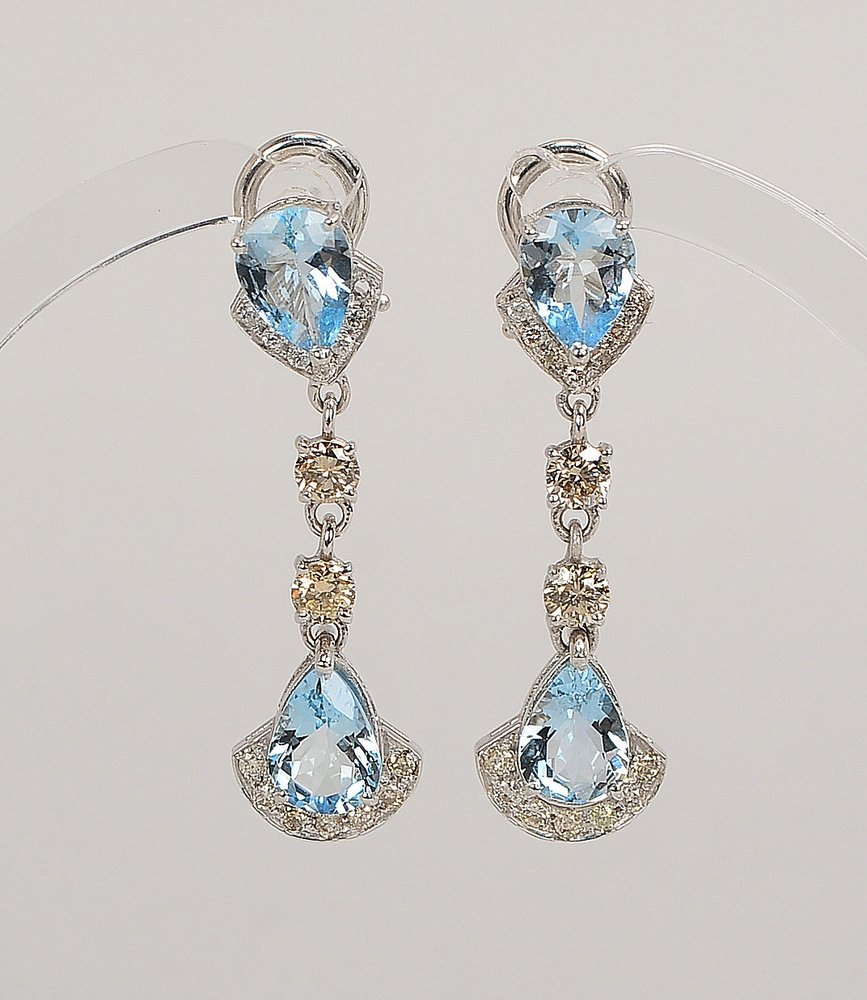 Paar Ohrhänger, 585 WG (gest.), mit Aquam./ca. 3,20 ct und Diam./ca. 1,04 ct; Gew. 5,60 g