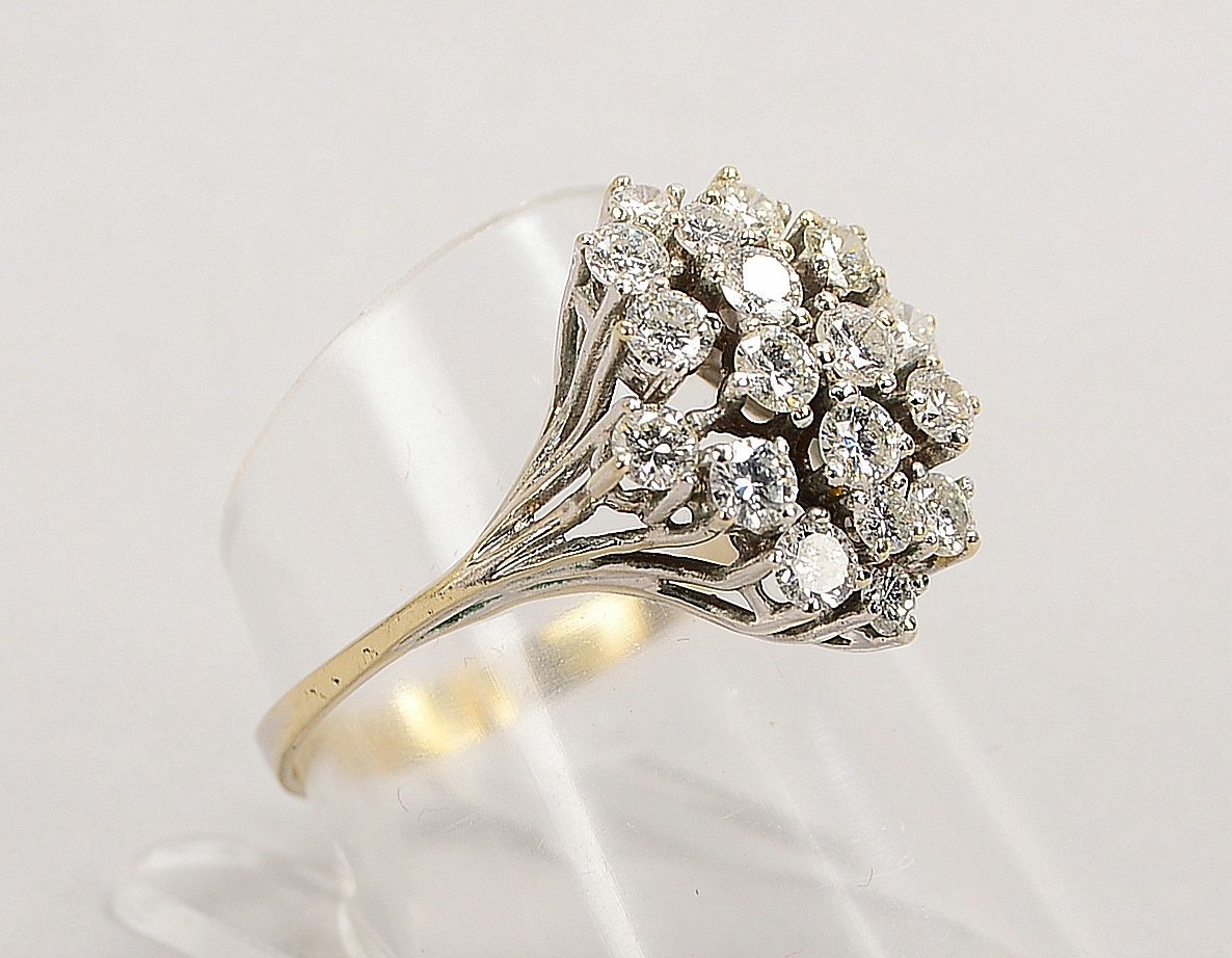 Ring, 585 GG/WG (gest.), mit 18x kl. Brill./ca. 0,58 ct, 'H-I', 'Vs-si'; Gew. 3,04 g - mit Zert.
