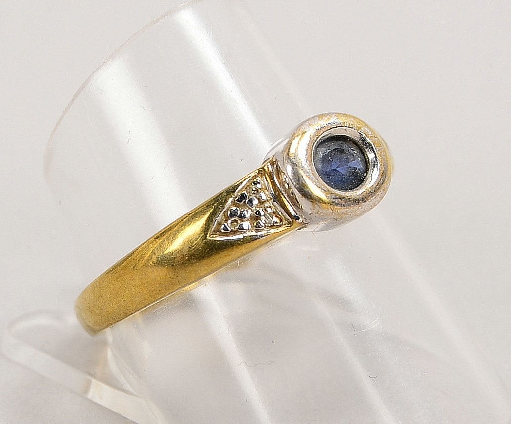 Ring, 333 GG/WG (gest.), mit kleinem Saphir und 6x kl. Diam.; RG 60, Gew. 2,30 g
