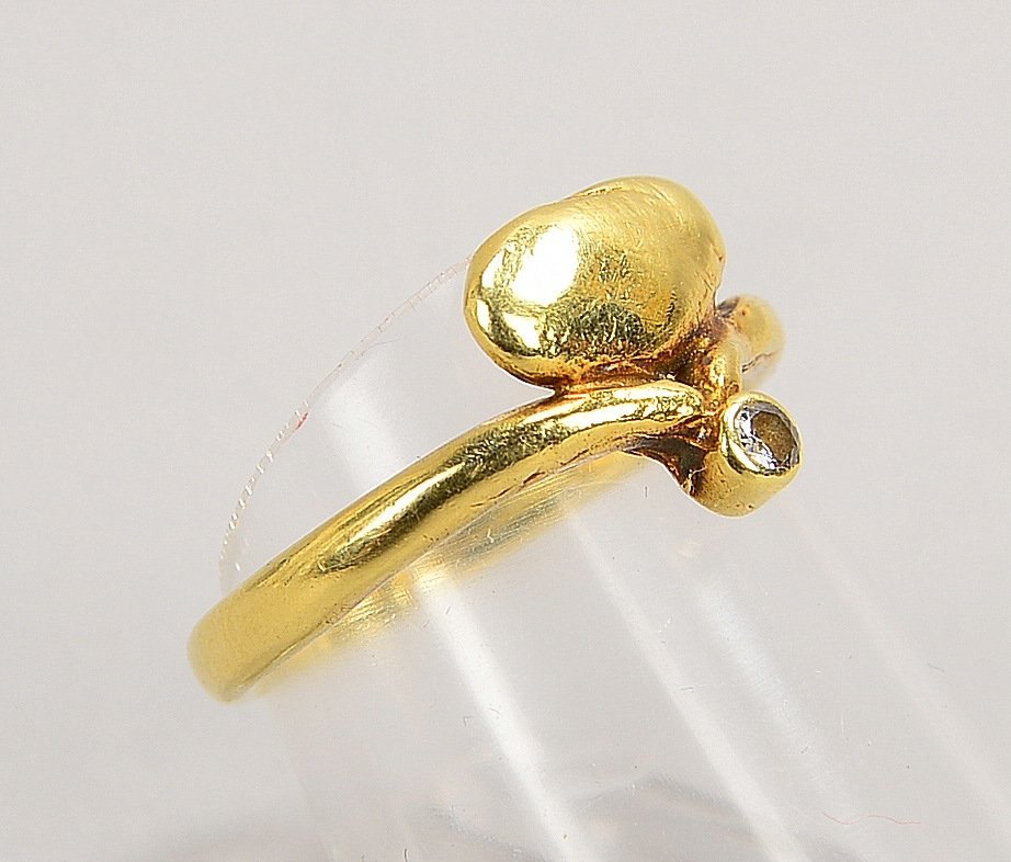 Ring, 585 GG (gest.), besetzt mit kl. Brillanten/ca. 0,05 ct; RG 52, Gew. 4,40 g
