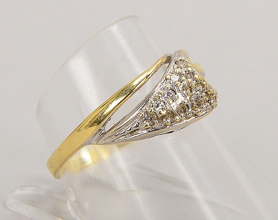 Ring, 585 GG/WG (gest.), besetzt mit 12x kl. Diamanten; RG 57, Gew. 2,80 g