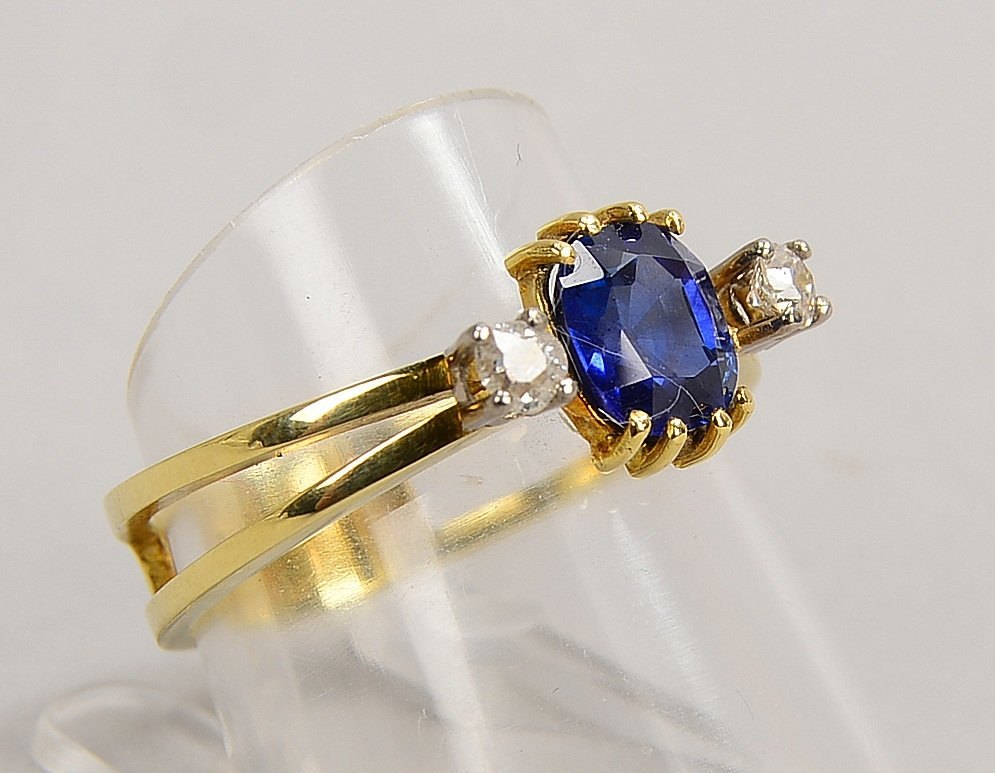 Ring, 585 GG (gest.), mit ovalem Saphir und 2x Begleitdiamanten; RG 57, Gew. 4 g