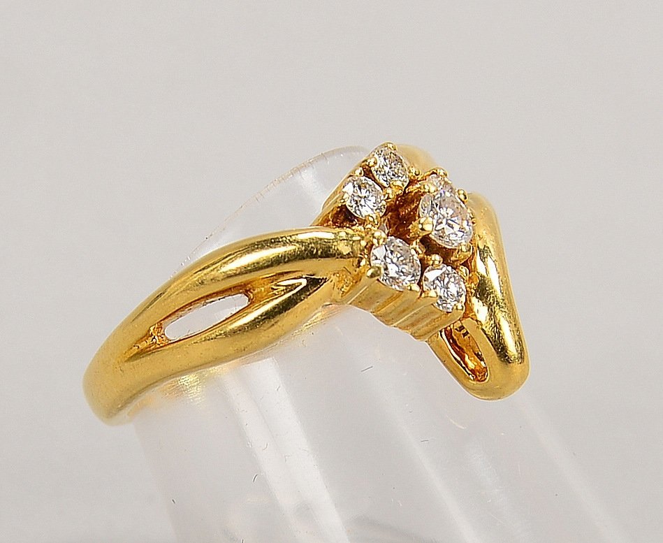 Ring, 750 GG (gest.), mit 6-fachem Brillantbesatz/ca. 0,30 ct; RG 52, Gew. 5,50 g