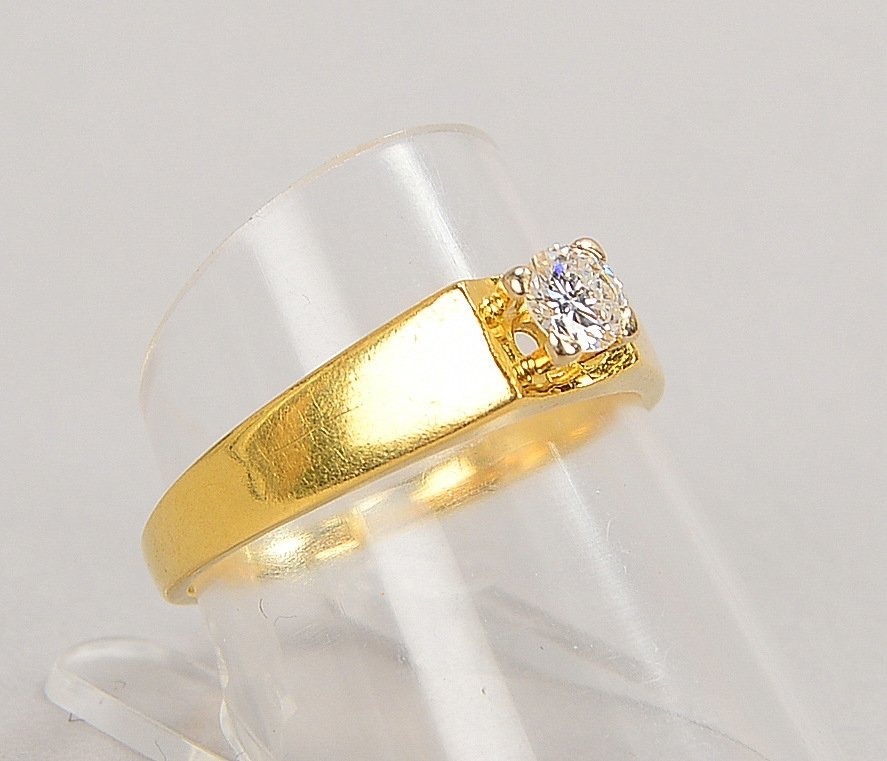 Ring, 750 GG (gest.), mit einzelnem Brillant von ca. 0,30 ct; RG 58, Gew. 3,90 g