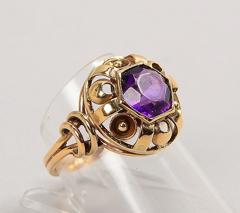 Ring, 585 GG (gest.), mit fac. Amethyst, Stein im Rundschliff; RG 58. Gew. 4,60 g