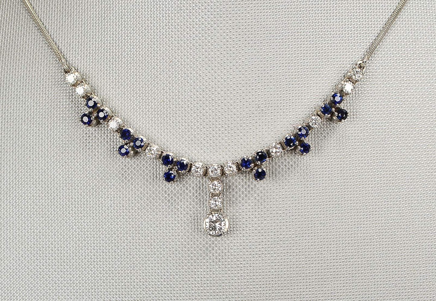 Collier, 750 WG (gest.), Saphire und Brill., 'G-H', 'LR-vvs'; Gew. 11,46 g - mit Zert.