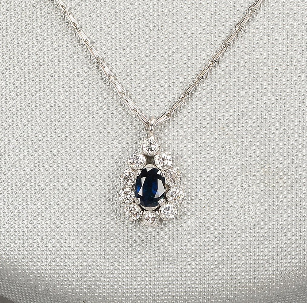 Halskette mit Anh., 750 WG (gest.), mit Saphir und Brill./ca. 0,40 ct; Gew. 5,41 g - mit Zert.