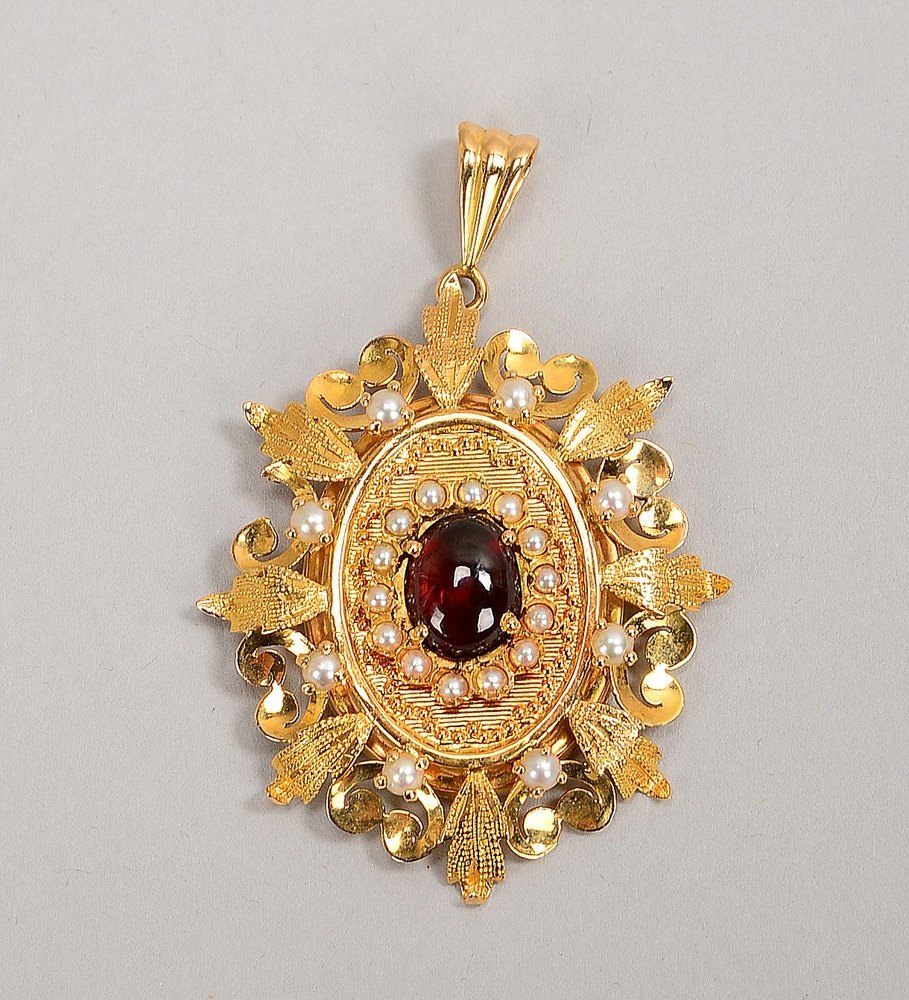 Anhänger (Biedermeier), 585 GG (gest.), mit Granat-Cabochon und Saatperlen; Gew. 9,80 g