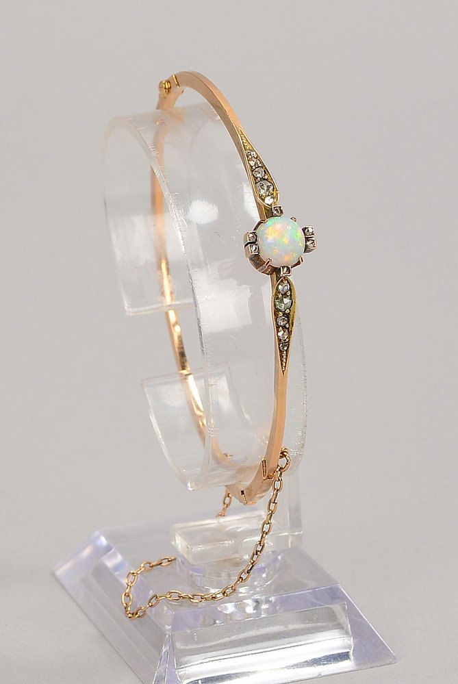 Armreif, 585 RG (gepr.), mit Opal und Diam., mit Steckschließe/Kette; Gew. 6,40 g