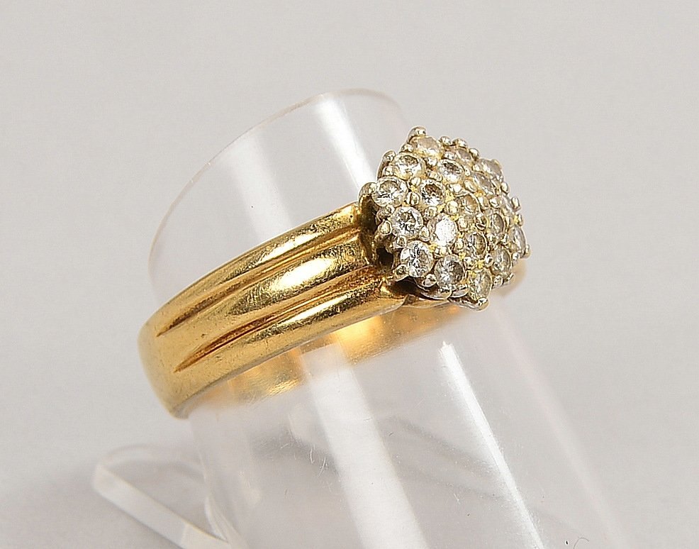 Ring, 585 GG (gest.), mit 19-fachem Diamantbesatz/ca. 0,50 ct; RG 57, Gew. 5,70 g