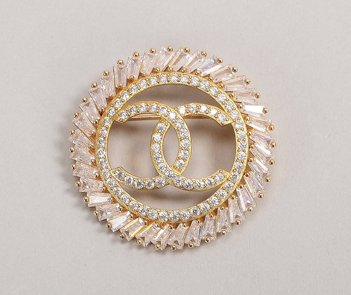 Chanel-Brosche, runde Form, mit Strasssteinen im Trapez-/Achtkantschliff, im Etui; Ø 4,5 cm