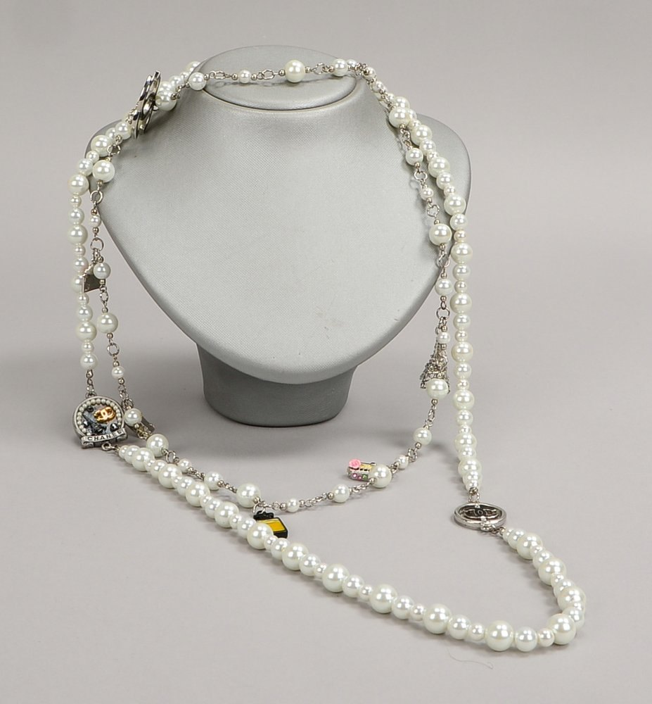 Chanel, Designer-Collier, mit Perlenbesatz und diversen Anhängern, Länge variabel