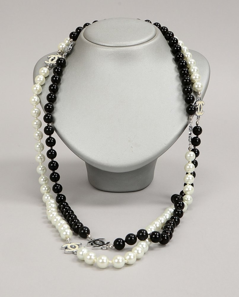 Chanel-Collier, mit Perlen/Ø 10 mm, schwarz/weiß, einzeln gekn., im Etui; Länge 160 cm