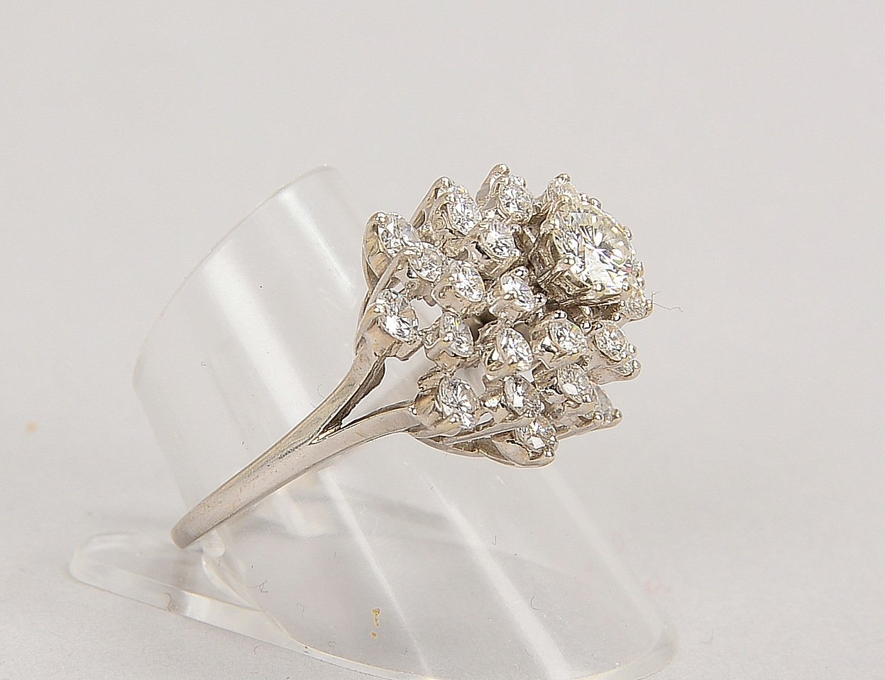 Ring, 750 WG (gest.), zentr. Brill. mit 3-reih. Entourage aus Brill./ca. 2,36 ct; Gew. 6,60 g