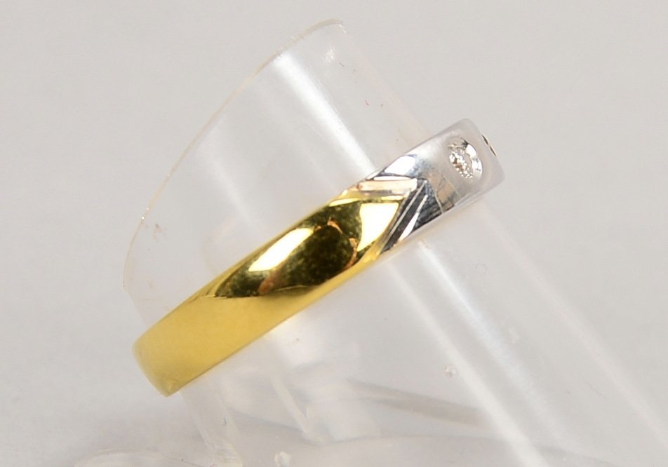 Ring, 750 GG/WG (gest.), mit einzelnem kl. Brill./ca. 0,03 ct; RG 56, Gew. 3,90 g