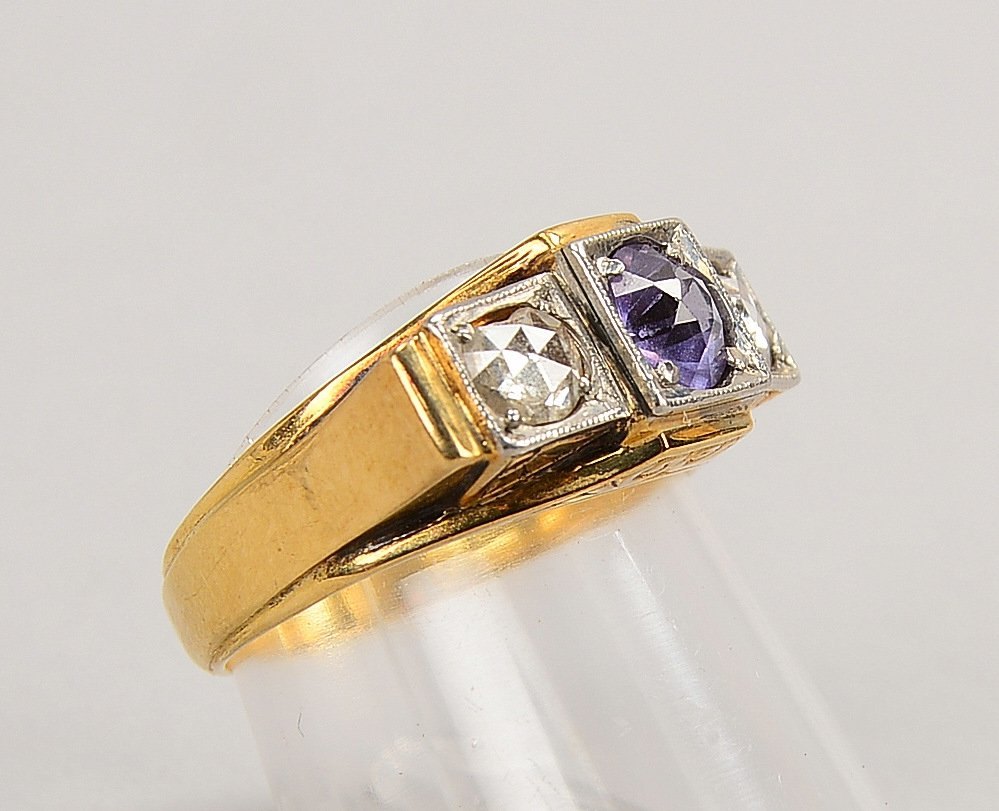 Ring, 585 GG (gest.), mit Alexandrit und 2-f. Diamantbesatz; RG 55, Gew. 6,80 g