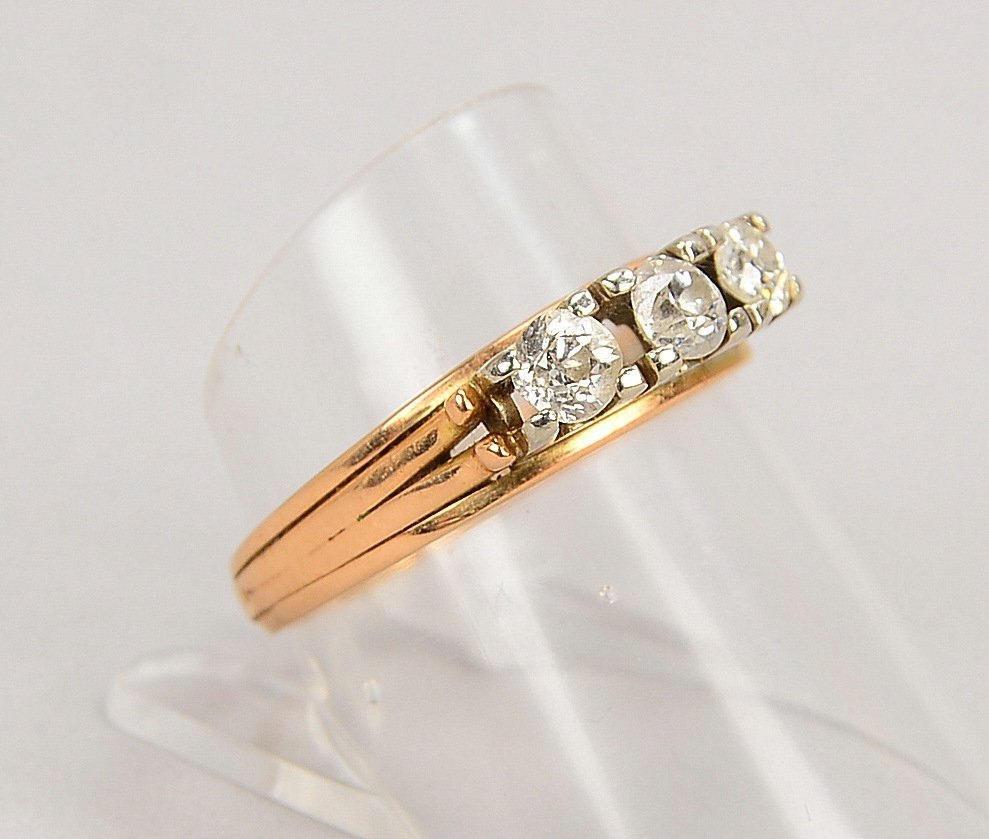 Ring, 585 GG/WG (gest.), mit 3-f. Diamantbesatz/ca. 0,45 ct; RG 58, Gew. 3,05 g