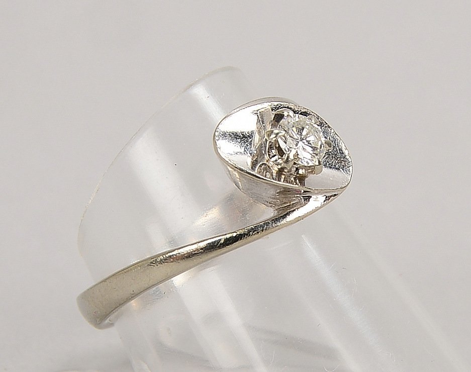 Ring, 585 WG (gest.), besetzt mit kl. Brillant von ca. 0,17 ct; RG 56, Gew. 4,10 g
