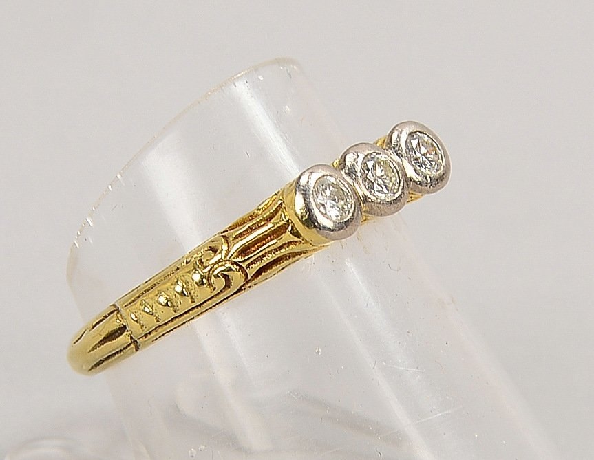Ring, 585 GG (gest.), besetzt mit 3x kl. Brill./ca. 0,30 ct; RG 55, Gew. 3,30 g
