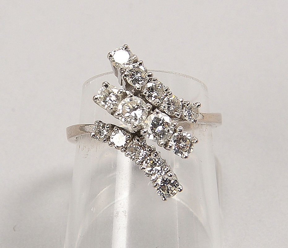 Ring, 750 WG (gest.), mit 14-f. Diamantbesatz/ca. 0,90 ct; RG 54, Gew. 6,95
