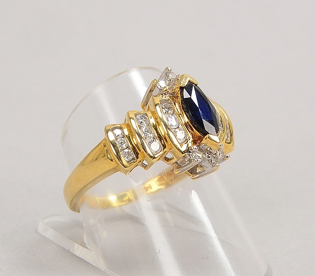 Ring, 585 GG (gest.), mit einzelnem Saphir und 24x Diam./ca. 0,36 ct; RG 58, Gew. 5,20 g