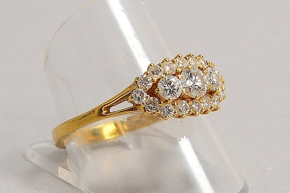 Ring, 750 GG (gest.), mit 19-f. Brillantbesatz/ca. 0,98 ct; RG 61, Gew. 4 g