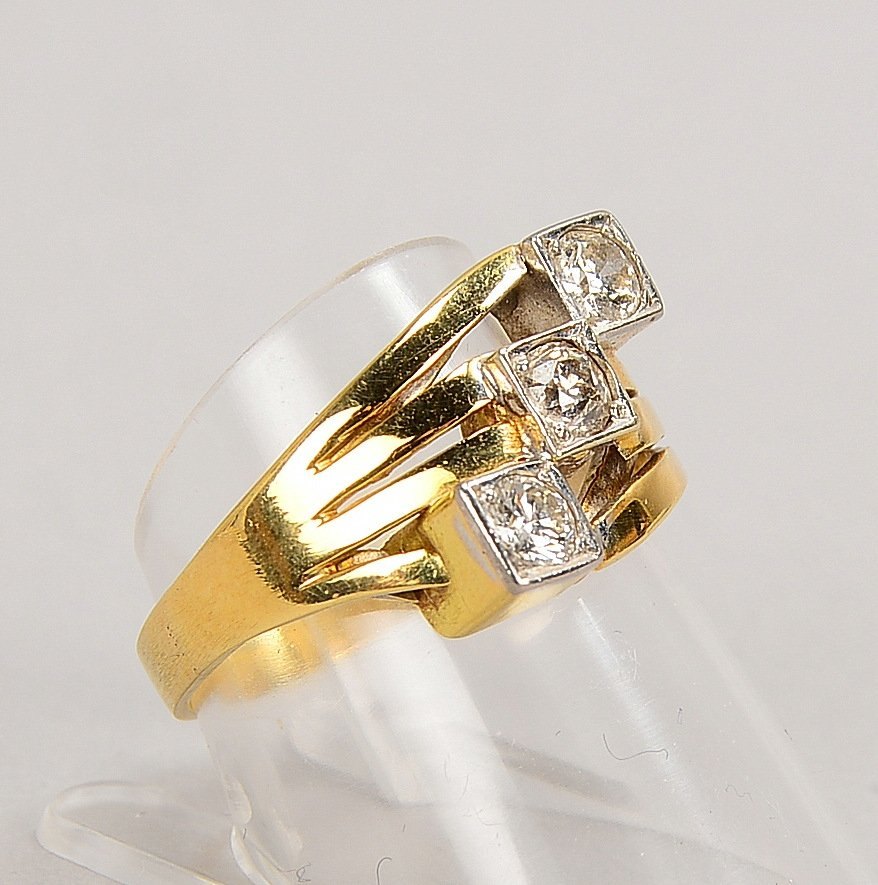 Ring, 585 GG (gest.), mit 3-f. Diamantbesatz/ca. 0,72 ct; RG 57, Gew. 4,50 g